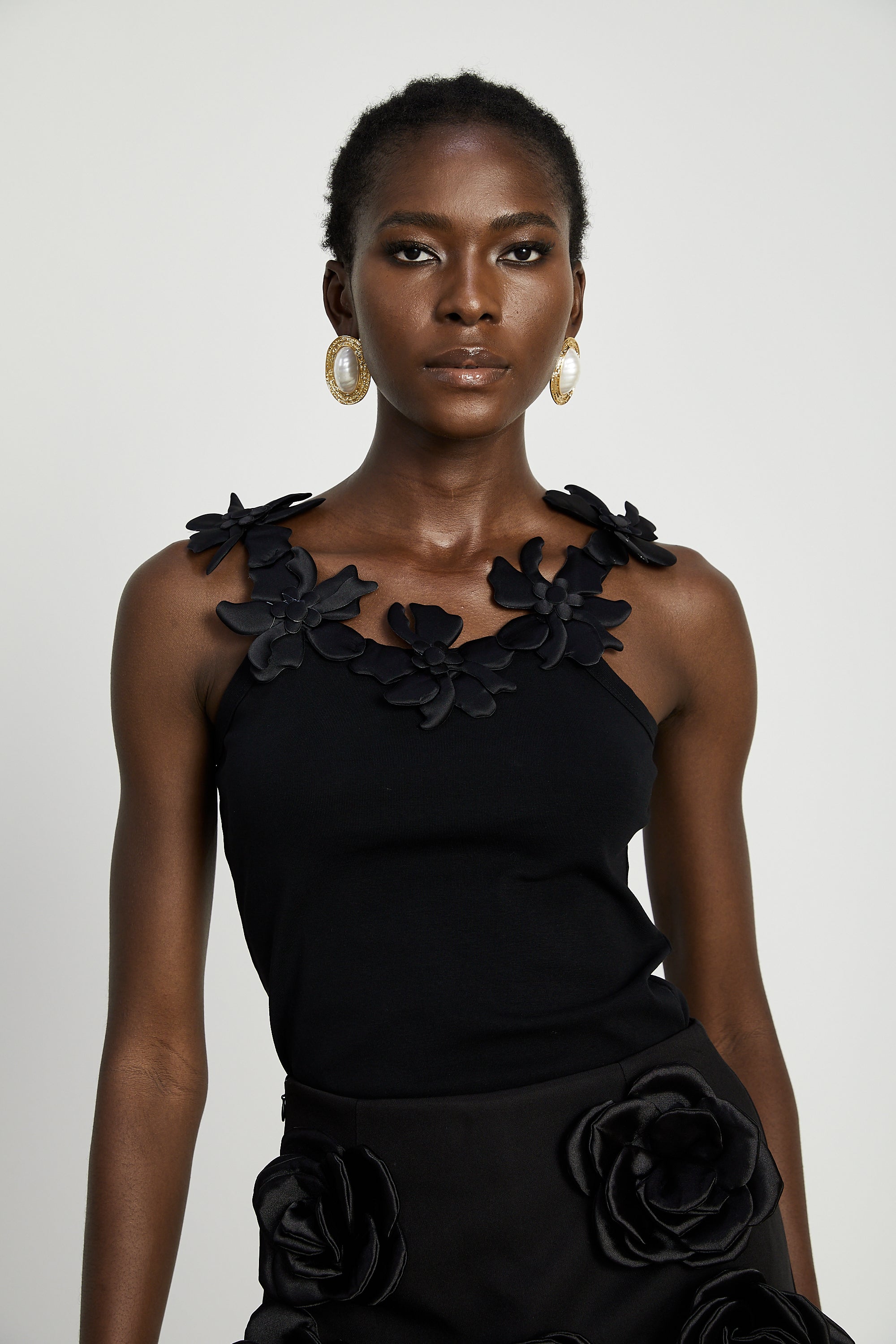 Stilla | Sort Faux Blomst Top Udsalg