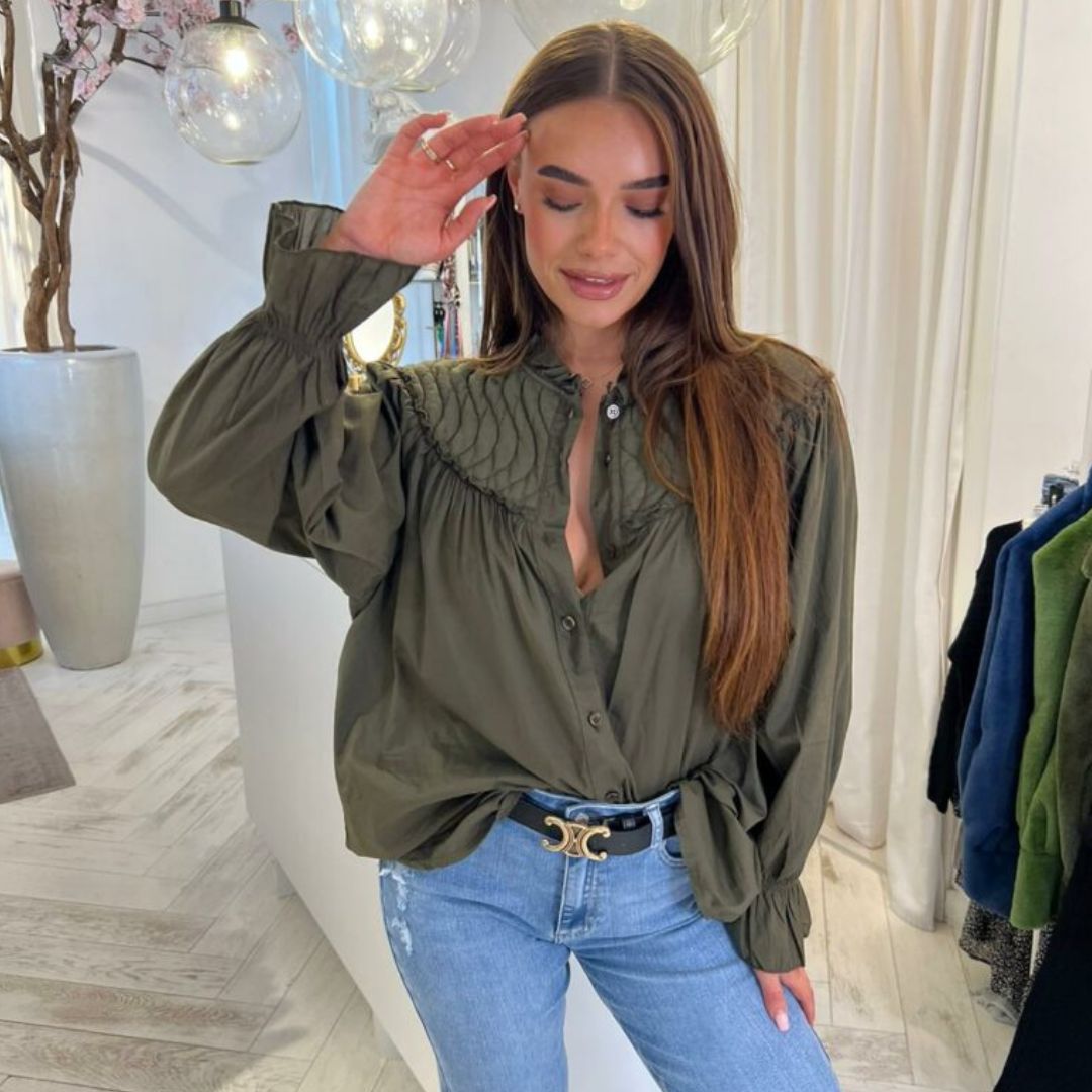 Stilla | Rynket skulderbluse med knapper Rabat