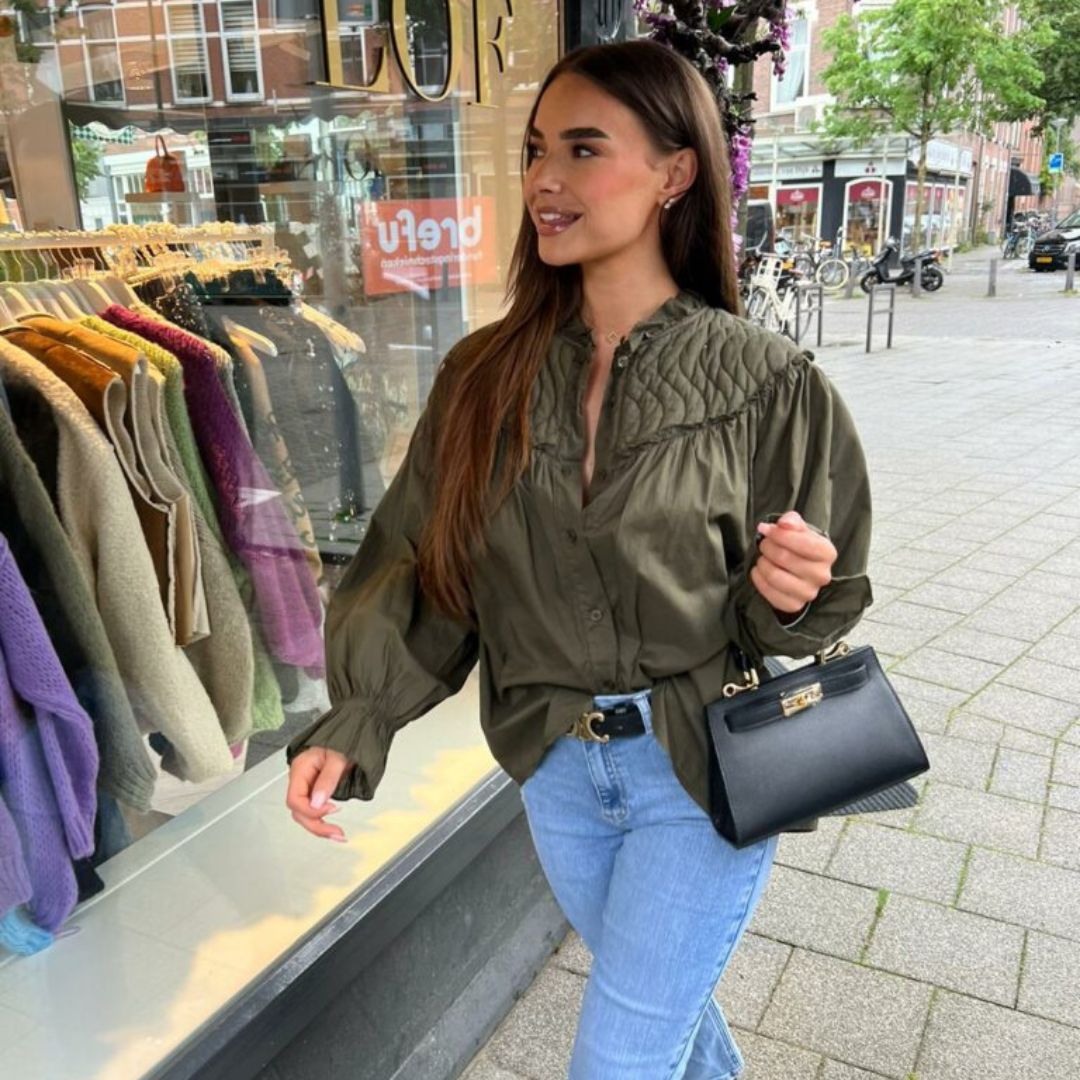 Stilla | Rynket skulderbluse med knapper Rabat