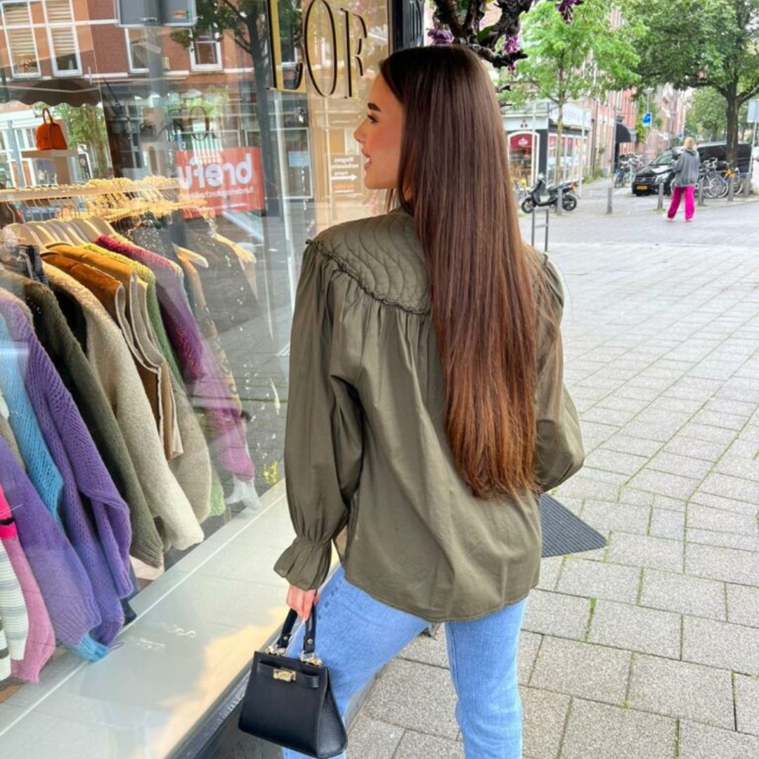 Stilla | Rynket skulderbluse med knapper Rabat