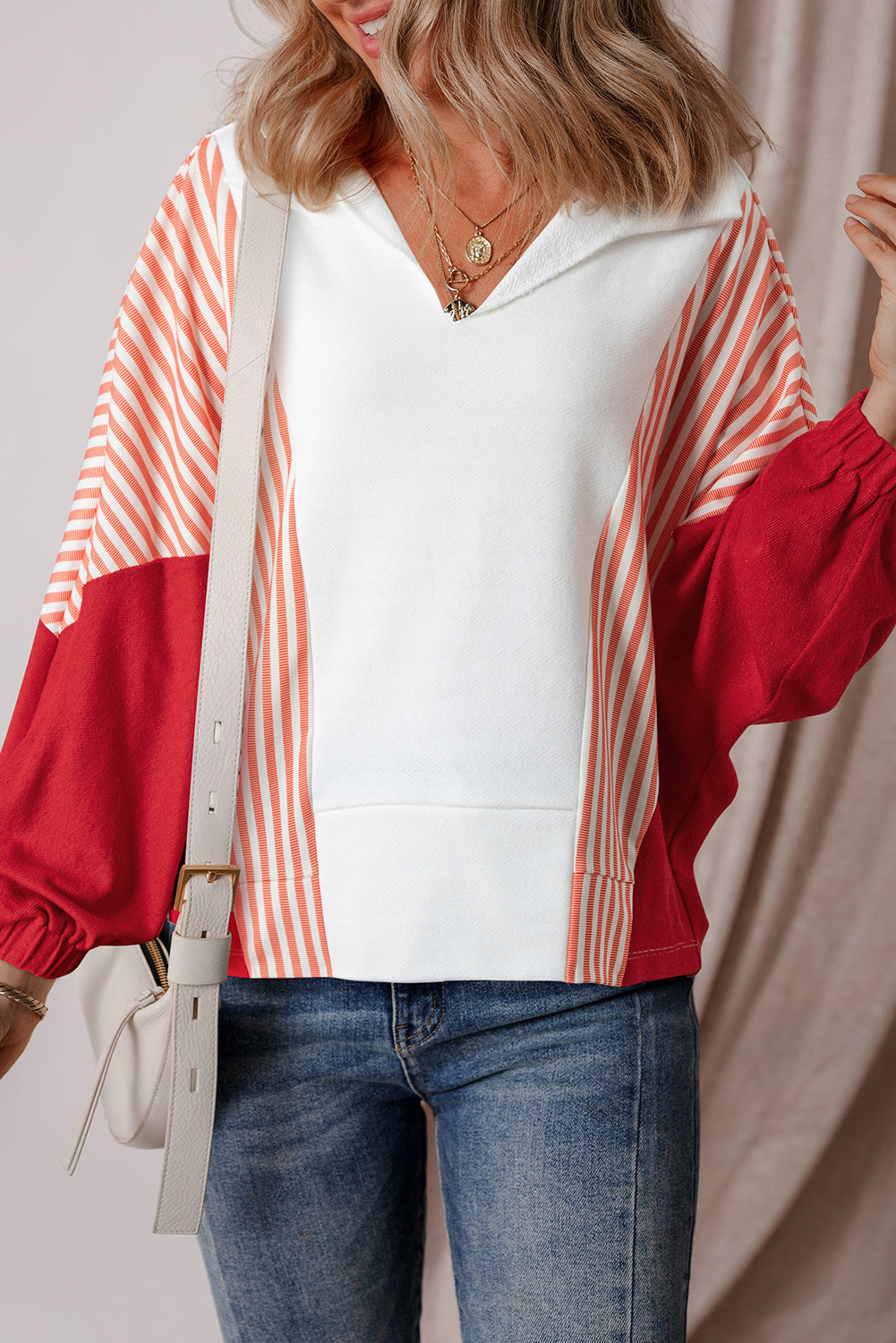 Stilla | Oversized Sweatshirt Med Stribet Design Og Kontrastfyldt V-udskæring