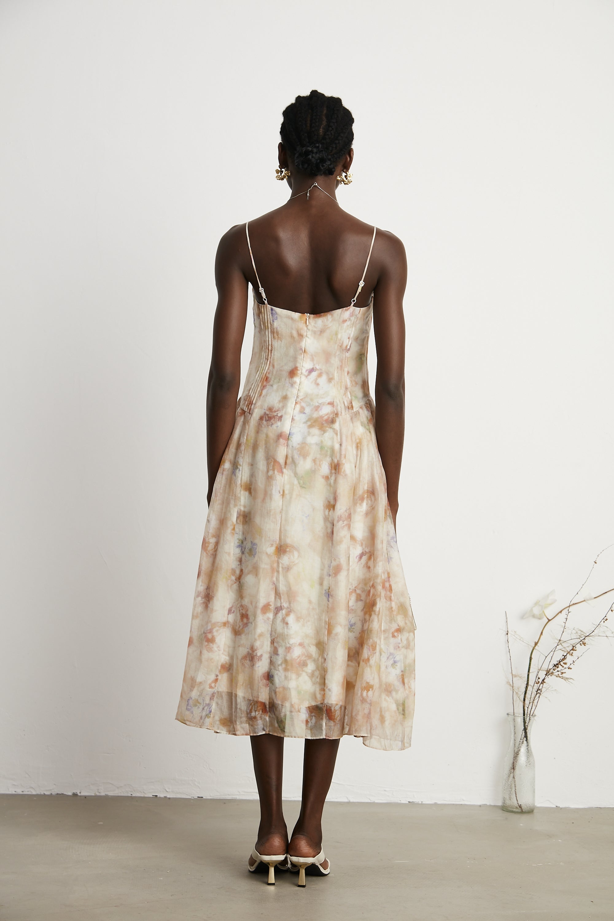 Stilla | Blomster Print Midi Kjole Levere