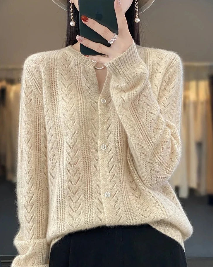 Stilla | Elegant vest med rund krave og trykknaplukning.