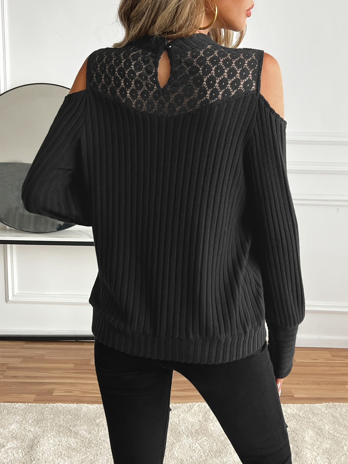 Stilla | Spids Detalje Mock Neck Cold Shoulder T-Shirt